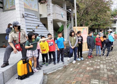 林管處六龜及旗山工作站森林護管員協助新發國小學童體驗操作背負式水袋灑水滅火 1